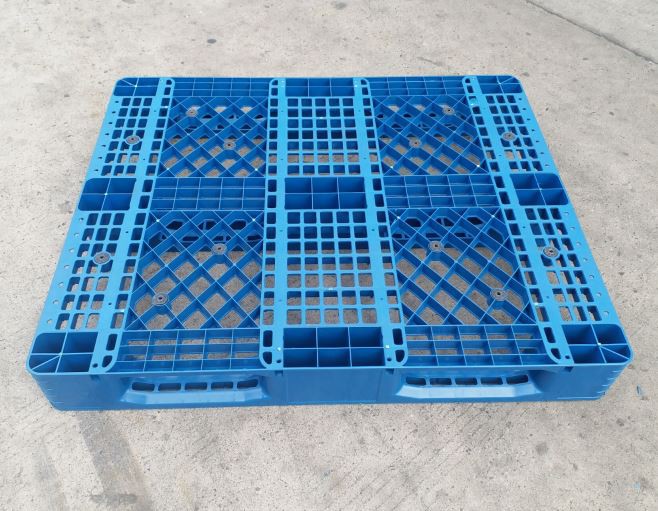 plastic pallet with 3 runners