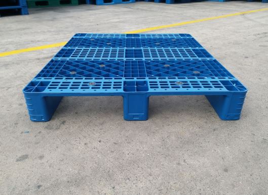 3 runners plastic racking pallet